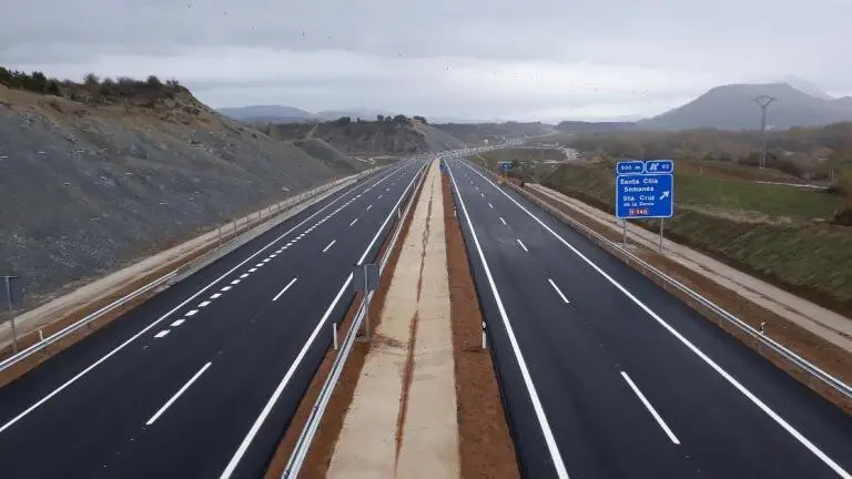 Red de autovías andaluzas, infraestructura de transporte terrestre que conecta Herrera con las principales capitales